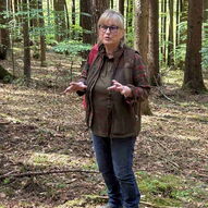 Fortbildungsleiterin Karin Mayer referiert im Wald