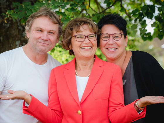Konrektor Robert Stiglmeier, Rektorin Katja Listl und Verwaltungsangestellte Stephanie Laußer