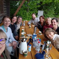 Lehrkräfte am Tisch bei Kaffee und Kuchen